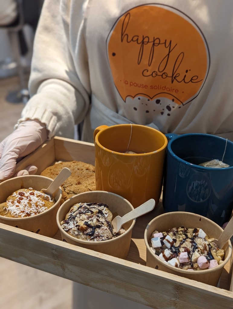 Plateau de cookies dough et boissons chaudes